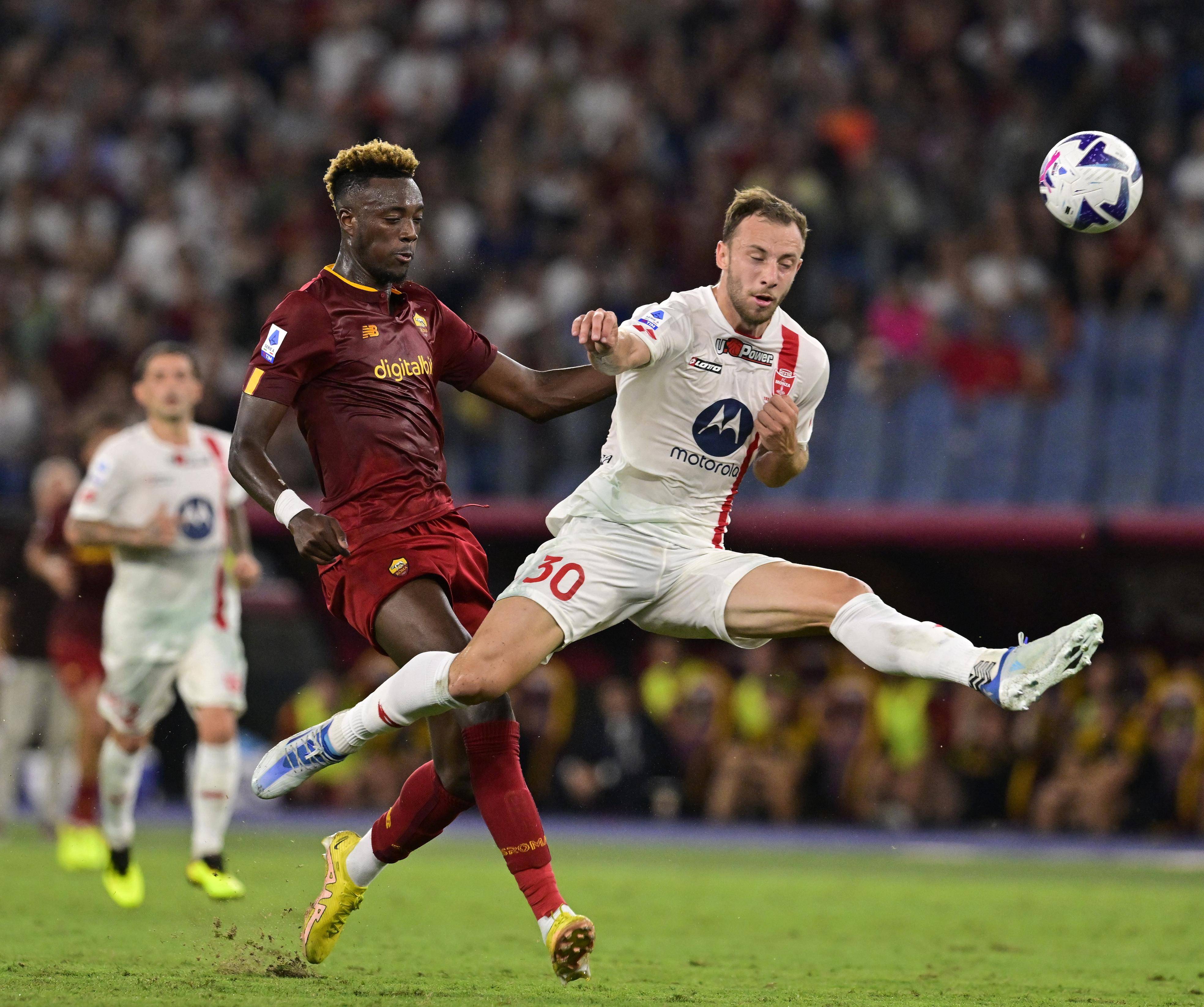 包含意甲比赛中，表现抢眼的球员频繁制造奇迹的词条