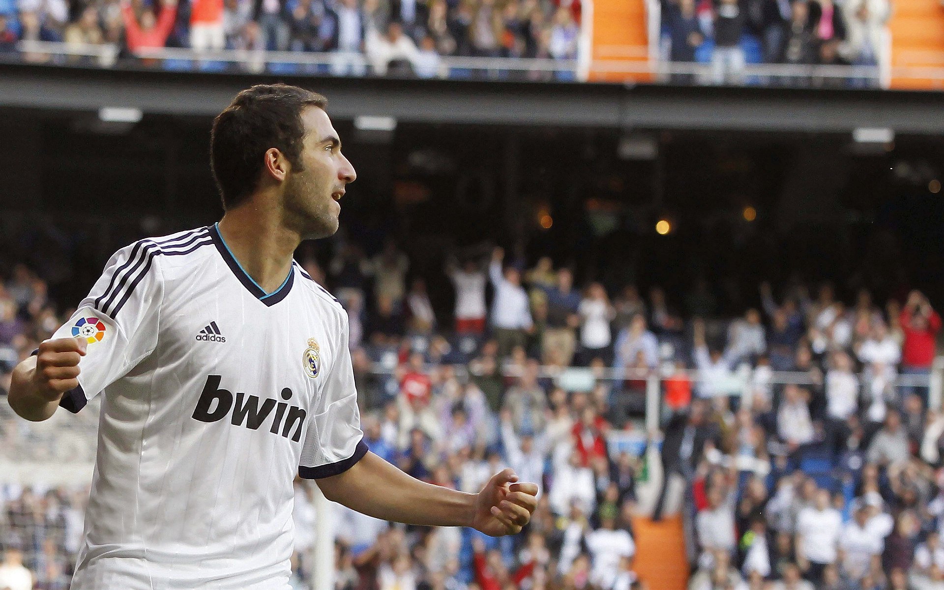 多特蒙德中场调度流畅形成压倒性控球,多特蒙德中场球员